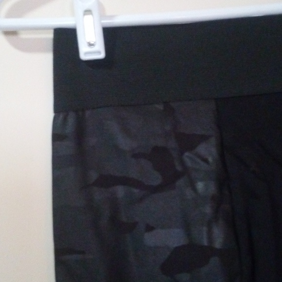 Woman's Pants - Picture 5 of 10